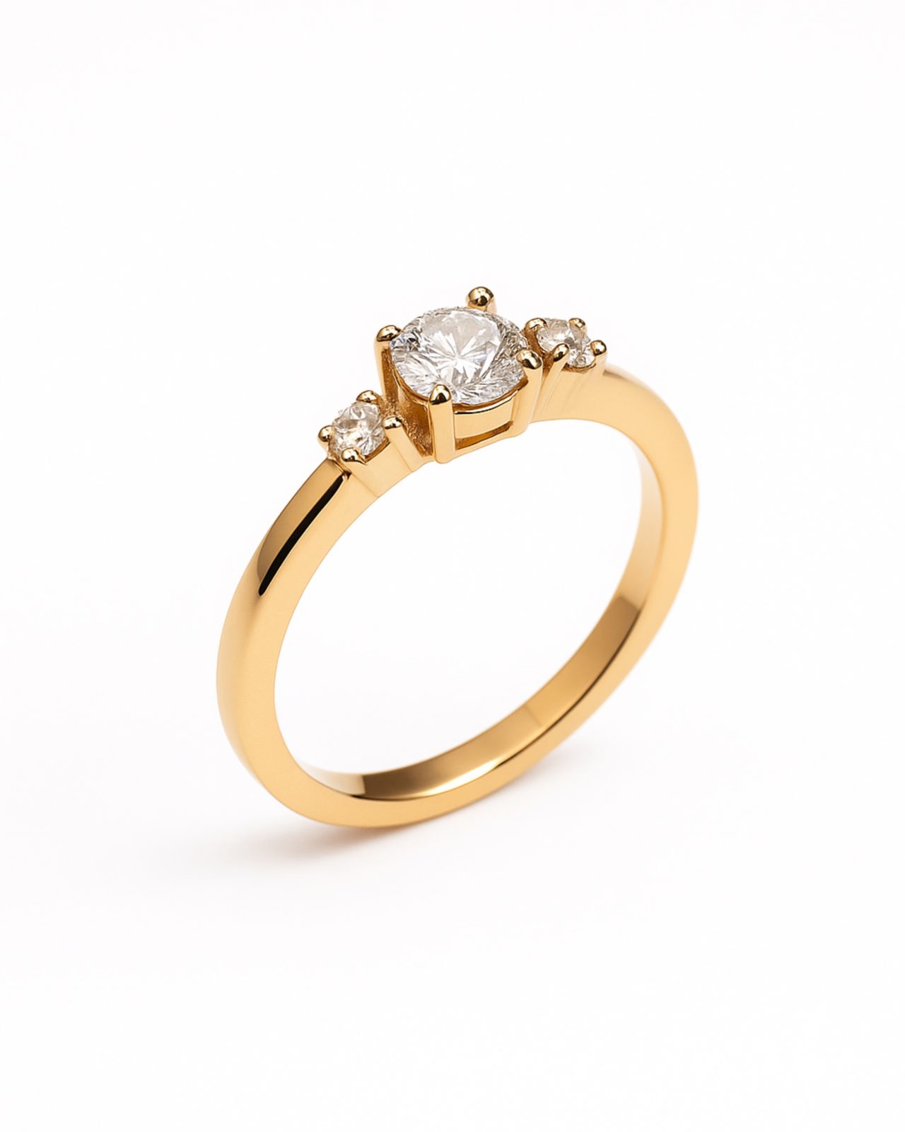 Sortija de Compromiso Solitario Trilogy en Oro Amarillo con Diamantes