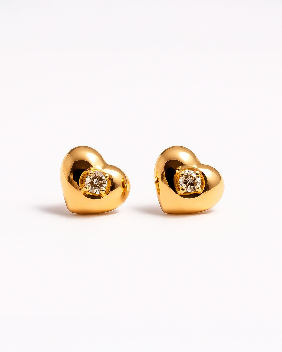 Aretes Corazón Inflado con Diamante Central
