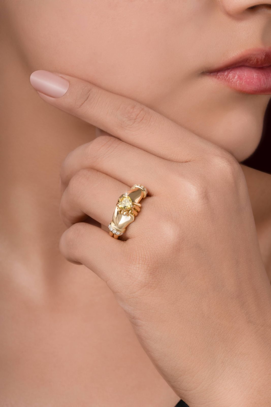 Sortija Manos Entrelazadas con Diamante Amarillo