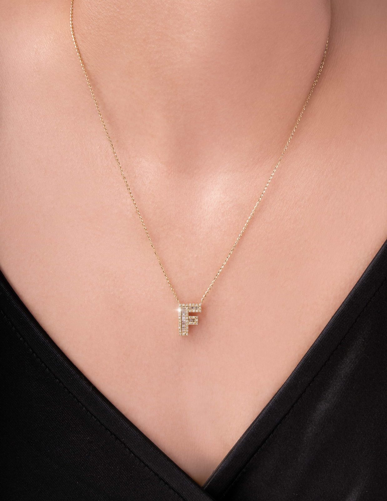 Collar con Dije F y Multidiamantes