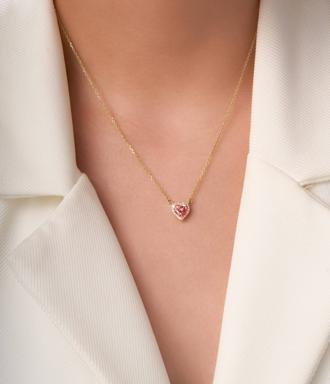 Collar con Dije Corazón Rosa en Oro Amarillo con Halo de Diamantes