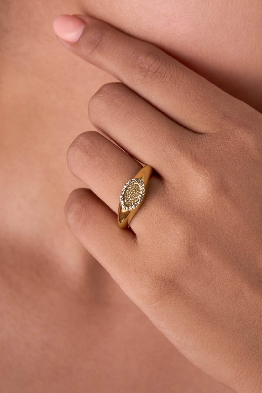 Sortija Estilo Chevalier con Halo de Diamantes