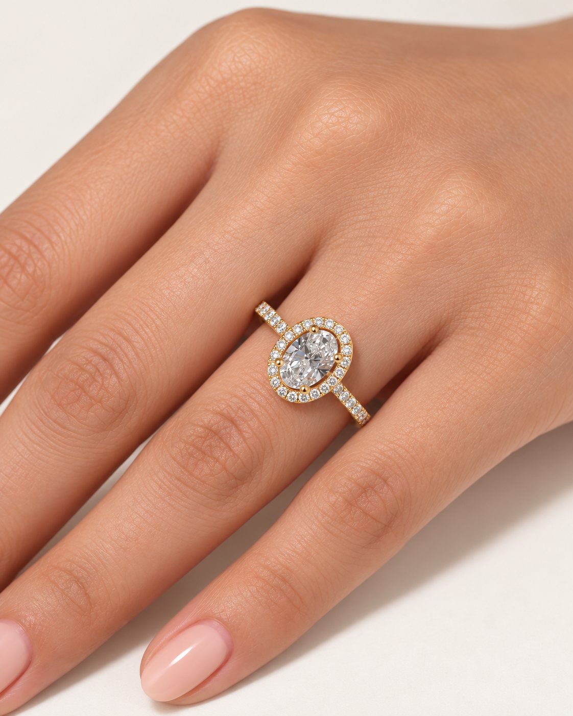 Sortija de Compromiso Ovalada con Halo y Diamantes Laterales